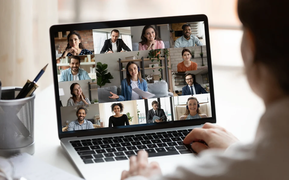 Portátil com uma reunião por videoconferência entre vários participantes.
