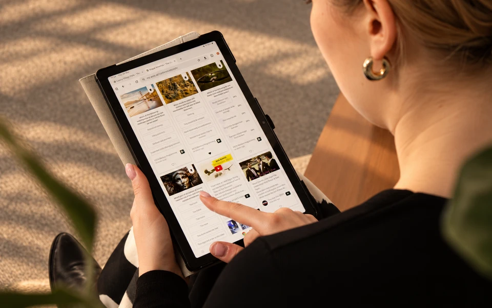 Pessoa a analisar conteúdos visuais num tablet.
